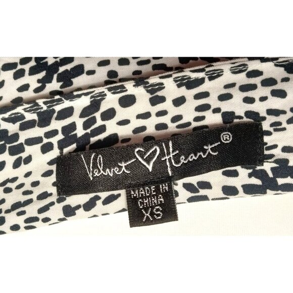 Velvet Heart Black and White Patterned Blouse Tie at Waist Button at Fro… - Picture 8 of 8